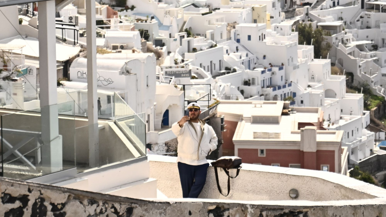 Λιγοστοί ηλικιωμένοι και «θαρραλέοι» τουρίστες περιφέρονται πια στην άδεια Σαντορίνη – Βίντεο, Φωτογραφίες 