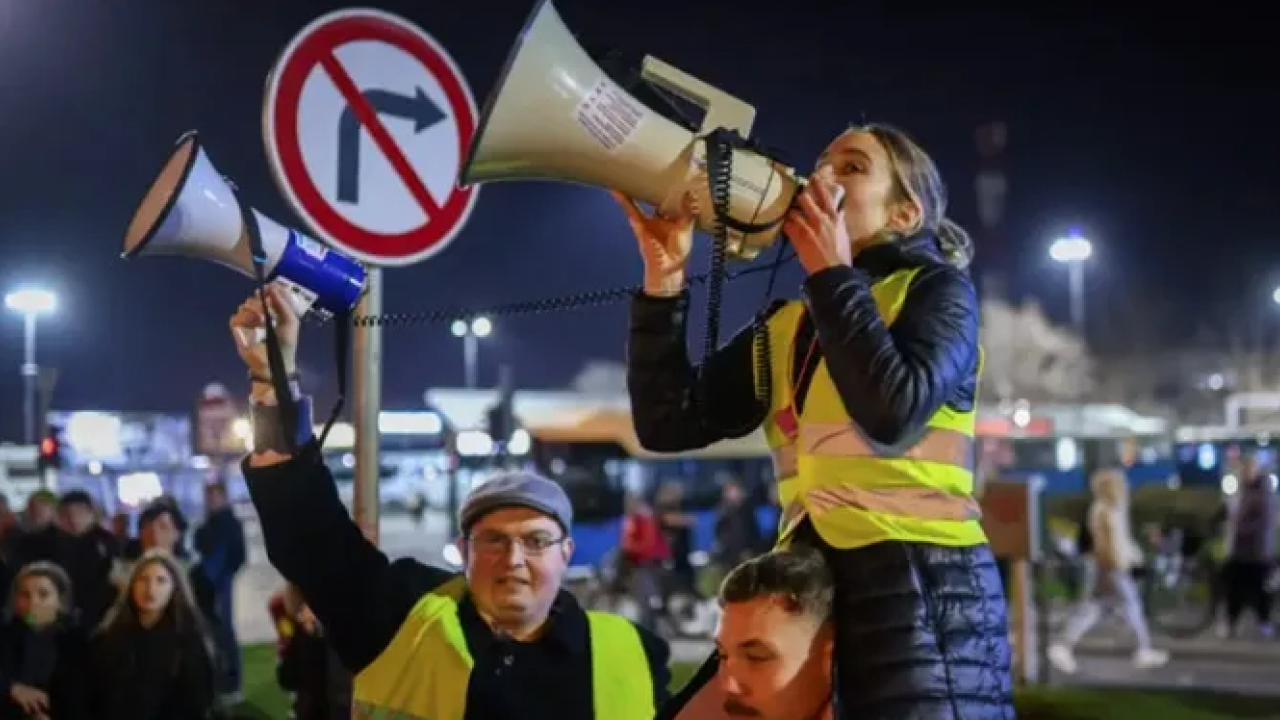 Βελιγράδι: Φοιτητές τίμησαν τα 57 θύματα της τραγωδίας των Τεμπών