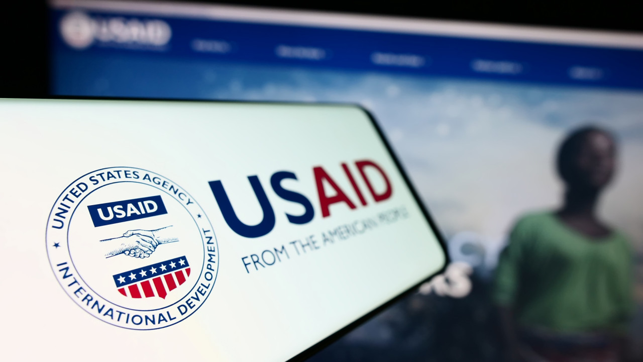 Κλείδωσαν έξω από τα γραφεία της USAID πάνω από 600 υπαλλήλους μετά την απόφαση Τραμπ - Μασκ να κλείσει η υπηρεσία