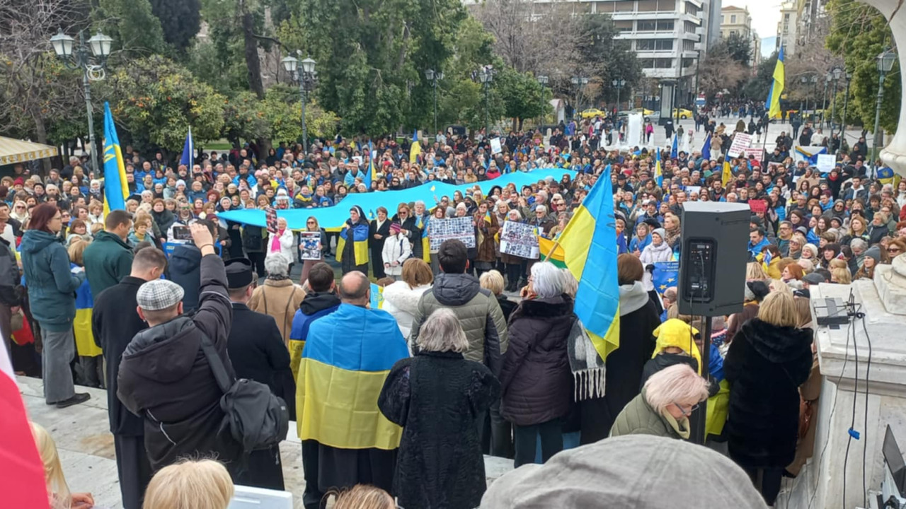 Μεγάλη συγκέντρωση στο Σύνταγμα για τη συμπλήρωση 3 ετών από τη ρωσική εισβολή στην Ουκρανία - Φωτογραφίες