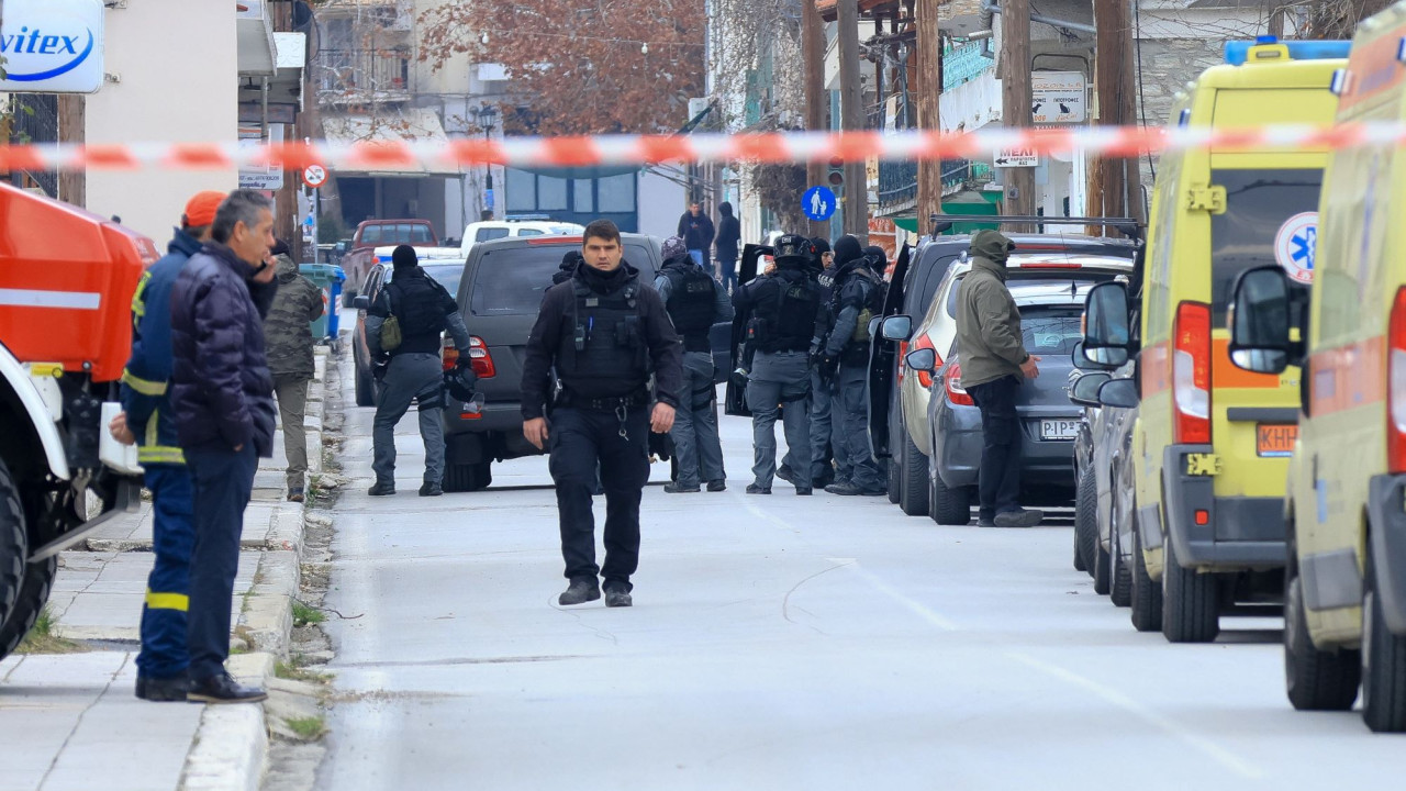 Διπλό φονικό σε χωριό στα Τέμπη – Ταμπουρωμένος και οπλισμένος ο δράστης - «Είναι αποφασισμένος» λέει ο δικηγόρος του - Βίντεο