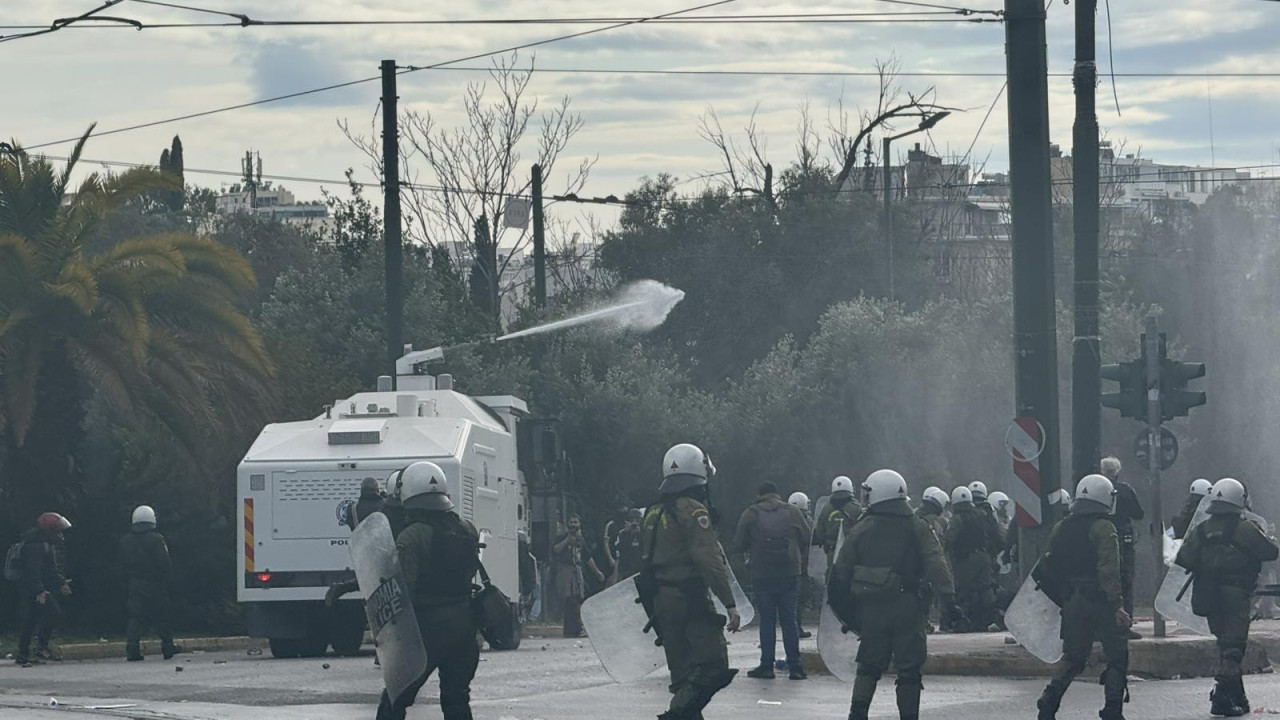 Επεισόδια στο κέντρο της Αθήνας: Ρίψεις νερού από τις αύρες της ΕΛ.ΑΣ