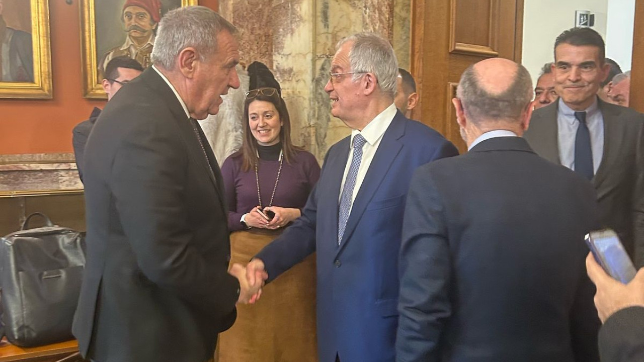 Εκλογή Τασούλα – Φωτογραφικό: Πηγαδάκια στο εντευκτήριο και τους διαδρόμους της Βουλής