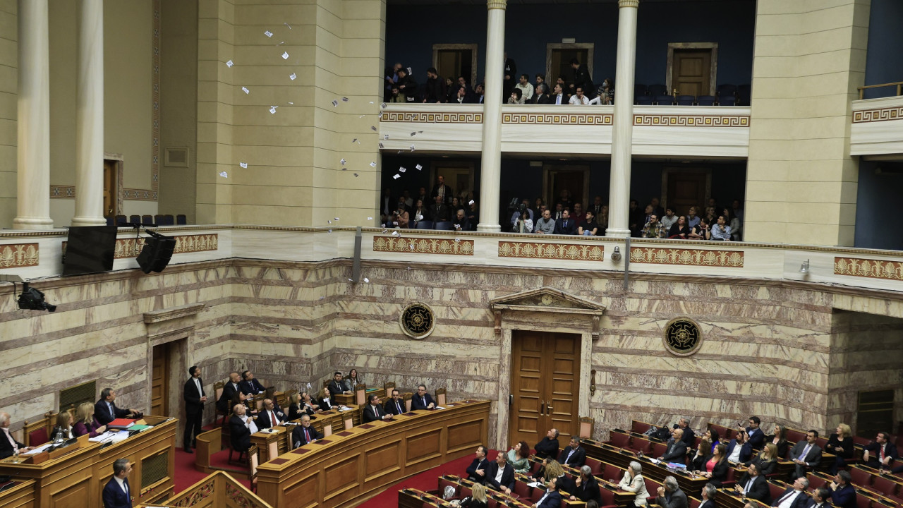 Ένταση στα θεωρεία της Βουλής – Πέταξαν τρικάκια