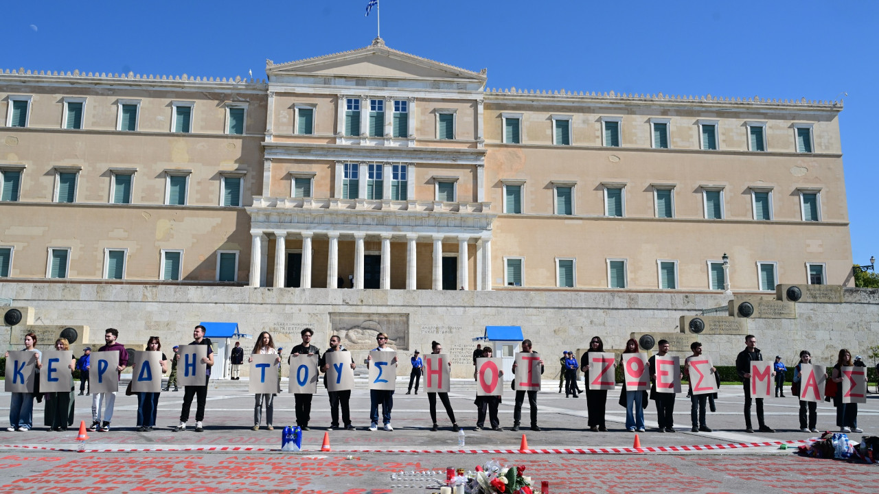 LIVE εικόνα από το Σύνταγμα – Νέα συγκέντρωση για τα Τέμπη