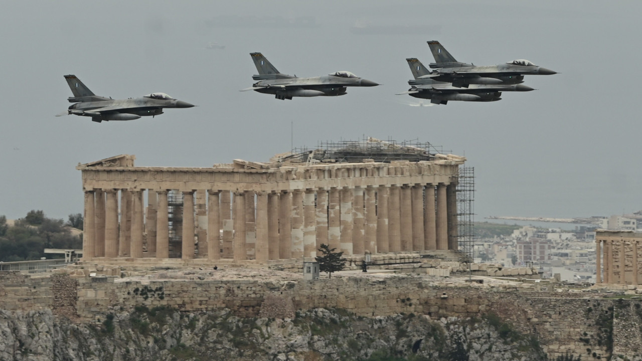 Εντυπωσίασε η επιβλητική στρατιωτική παρέλαση – Τα οπλικά συστήματα που συμμετείχαν