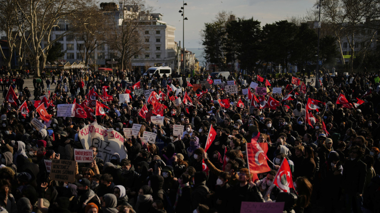 Τουλάχιστον 10.000 διαδηλωτές προς το δημαρχείο της Κωνσταντινούπολης