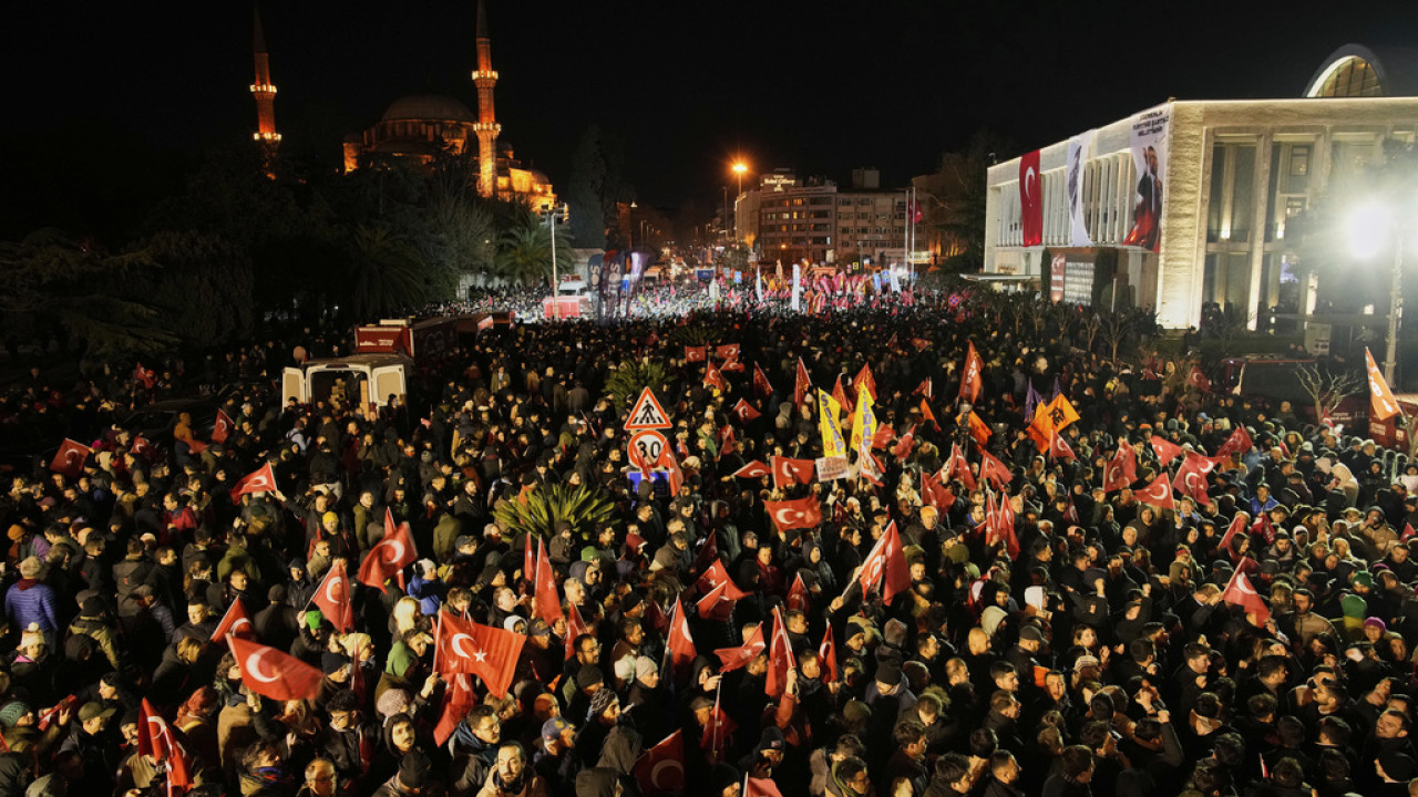 Συγκεντρώσεις υπέρ του Ιμάμογλου σε Κωνσταντινούπολη και Άγκυρα – LIVE εικόνα