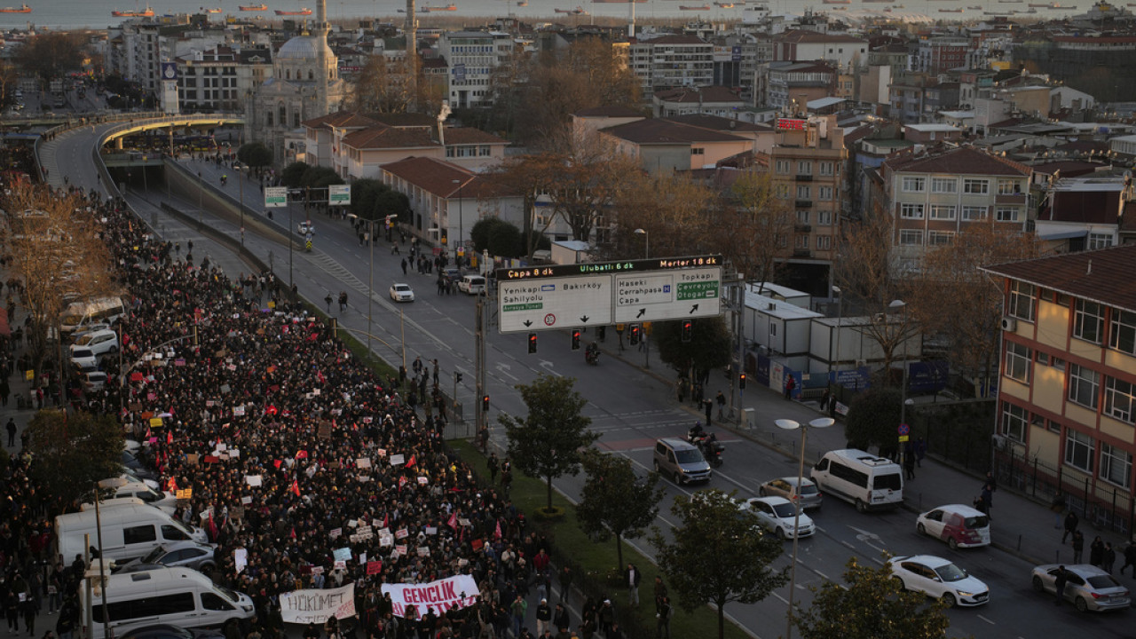 Έκρυθμη η κατάσταση στην Τουρκία: Xιλιάδες διαδηλώνουν για την κράτηση του Εκρέμ Ιμάμογλου