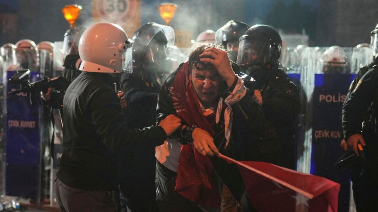 Τουρκία: Κακομεταχείριση των φοιτητών που συνελήφθησαν στις διαδηλώσεις καταγγέλλει η αντιπολίτευση