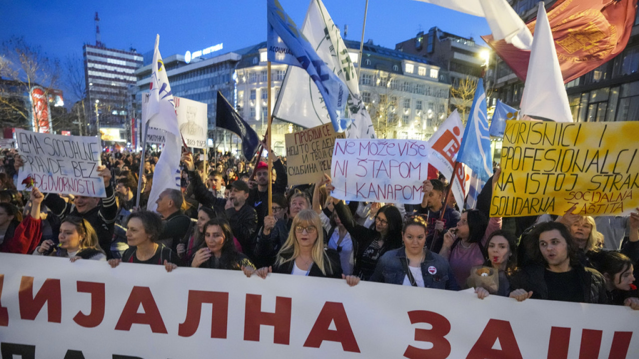 Σερβία: Σε εξέλιξη οι διαδηλώσεις – Φοιτητές εμπόδισαν την πρόσβαση στον κρατικό τηλεοπτικό σταθμό