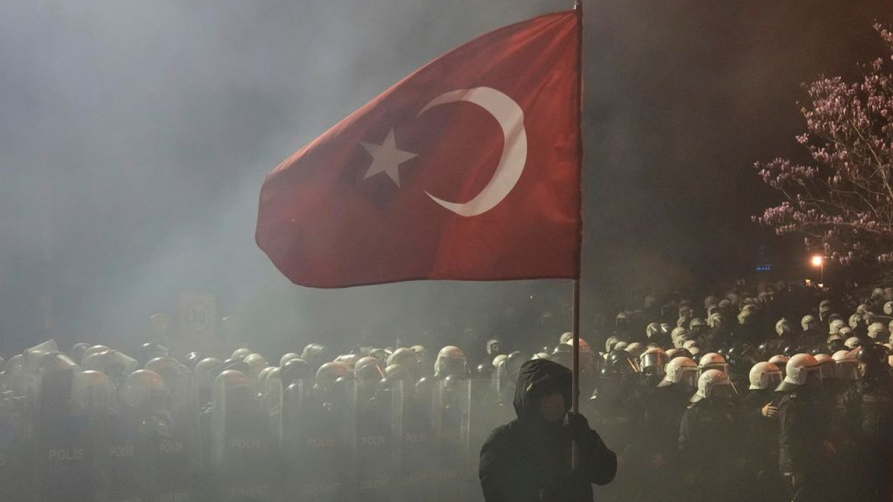 Τουρκία – προφυλάκιση Ιμάμογλου: Μεγαλειώδεις διαδηλώσεις, πρωτοφανείς από το 2013