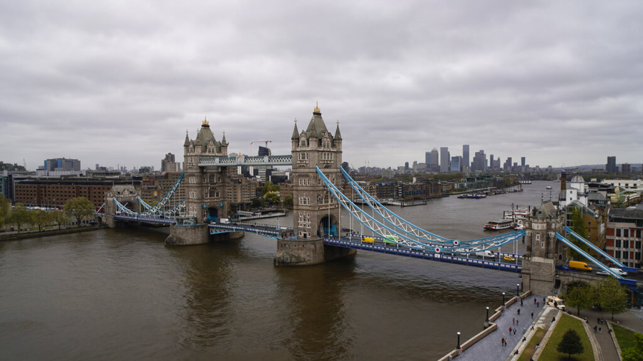 Βρετανία: Έκλεισε η «Tower Bridge» – Άτομο σκαρφάλωσε και κάθεται στα κάγκελα - Δείτε βίντεο