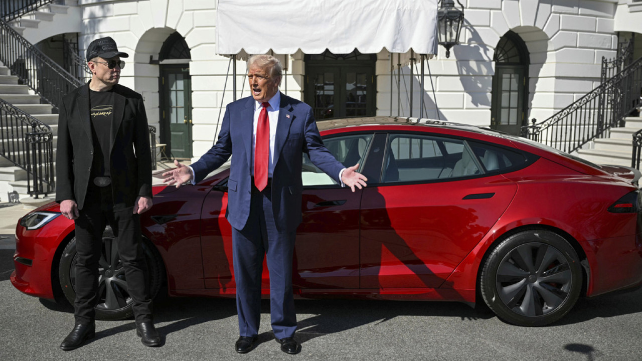 Ο Τραμπ αγόρασε Tesla από τον Μασκ και έκανε επίδειξη στον Λευκό Οίκο - Πήρε και ένα Cybertruck για την εγγονή του (Φωτογραφίες και βίντεο)