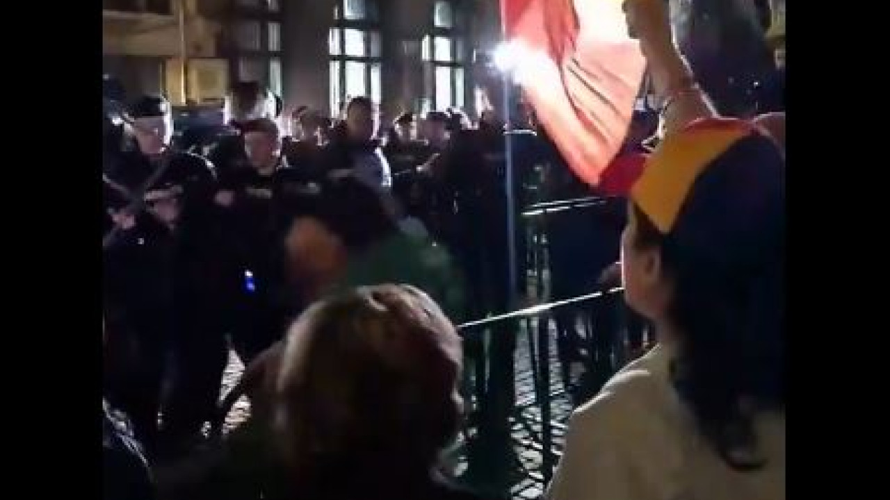 Ρουμανία: Μπλόκο στην υποψηφιότητα Γκεοργκέσκου - Συγκρούσεις ανάμεσα σε διαδηλωτές και την αστυνομία (Δείτε βίντεο)