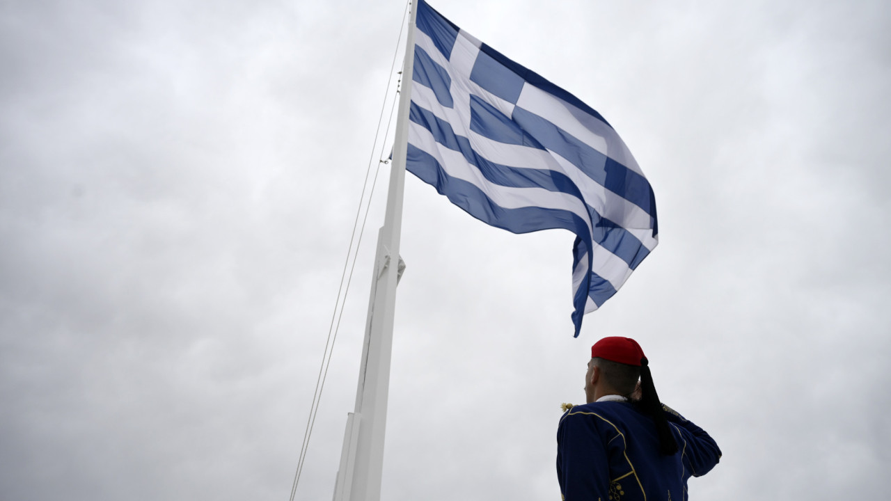 Ακρόπολη: Σε κλίμα συγκίνησης η τελετή έπαρσης της ελληνικής σημαίας (φωτογραφίες)