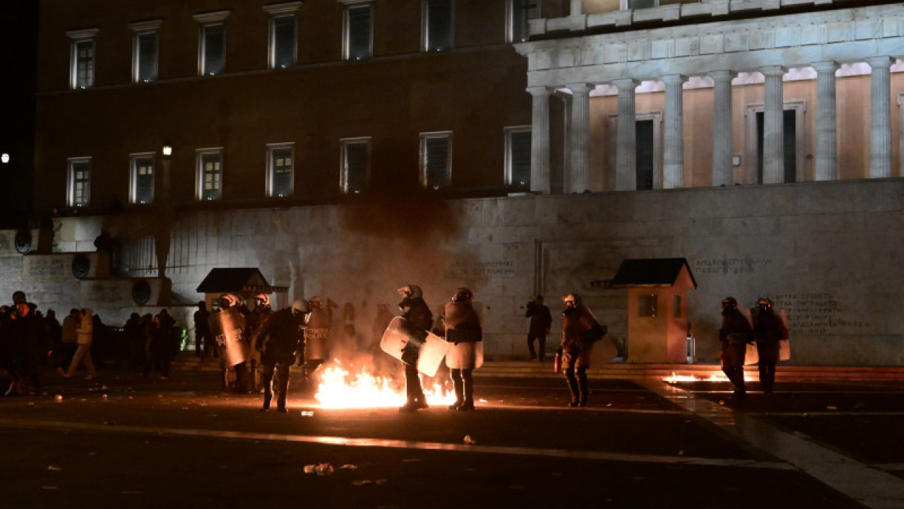 Επεισόδια στην πλατεία Συντάγματος – 61 προσαγωγές και επτά συλλήψεις