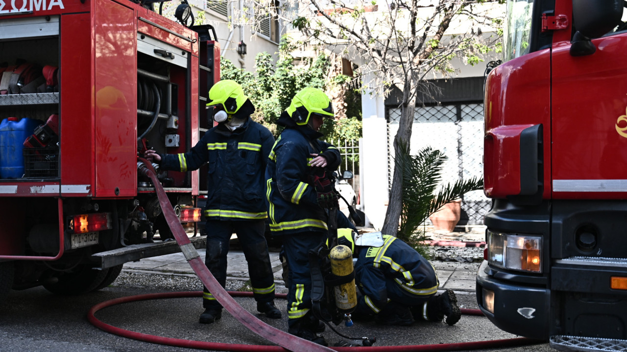 Χολαργός: Φωτιά σε εργοτάξιο της ΕΥΔΑΠ – Ζημιές σε έξι οχήματα