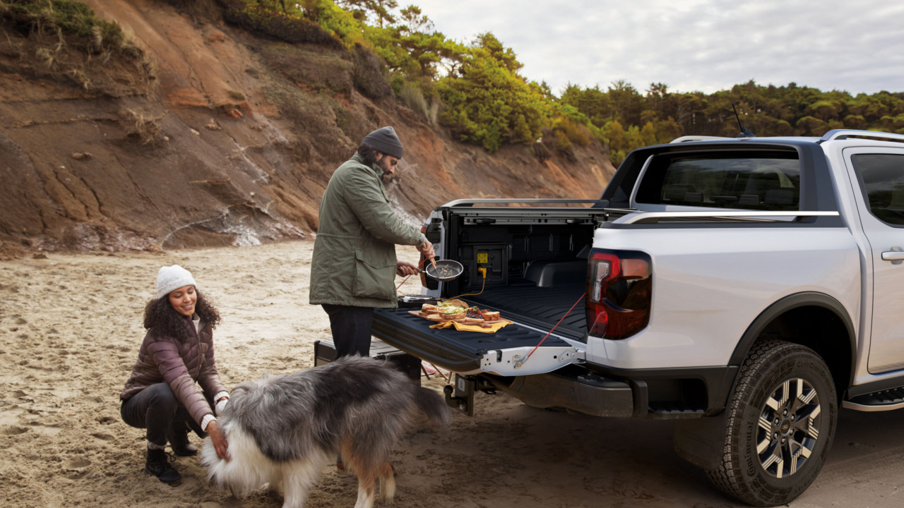 Η πόρτα χώρου φόρτωσης του νέου Ford Ranger PHEV: Κάτι περισσότερο από μια απλή αναδιπλούμενη μεταλλική επιφάνεια Η πόρτα χώρου φόρτωσης του νέου Ford Ranger PHEV: Κάτι περισσότερο από μια απλή αναδιπλούμενη μεταλλική επιφάνεια