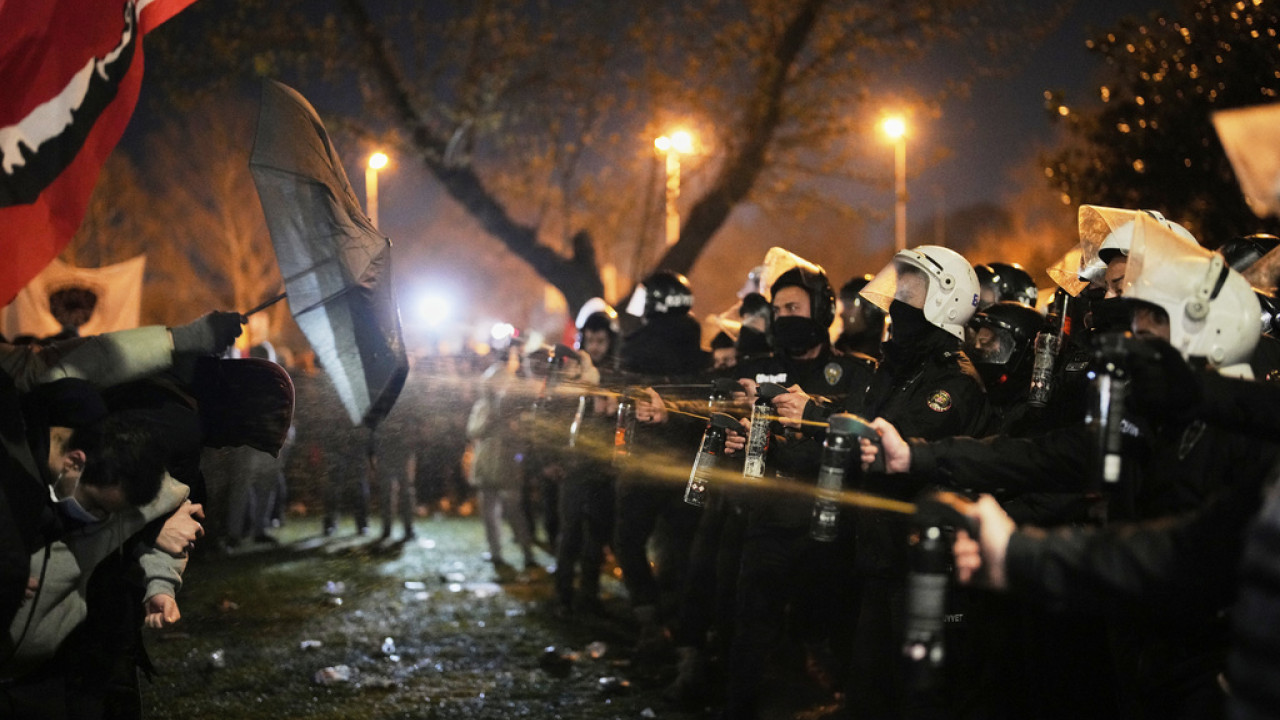 Η Τουρκία προετοιμάζεται για νέες διαδηλώσεις υπέρ Ιμάμογλου – Καταρρέει το χρηματιστήριο