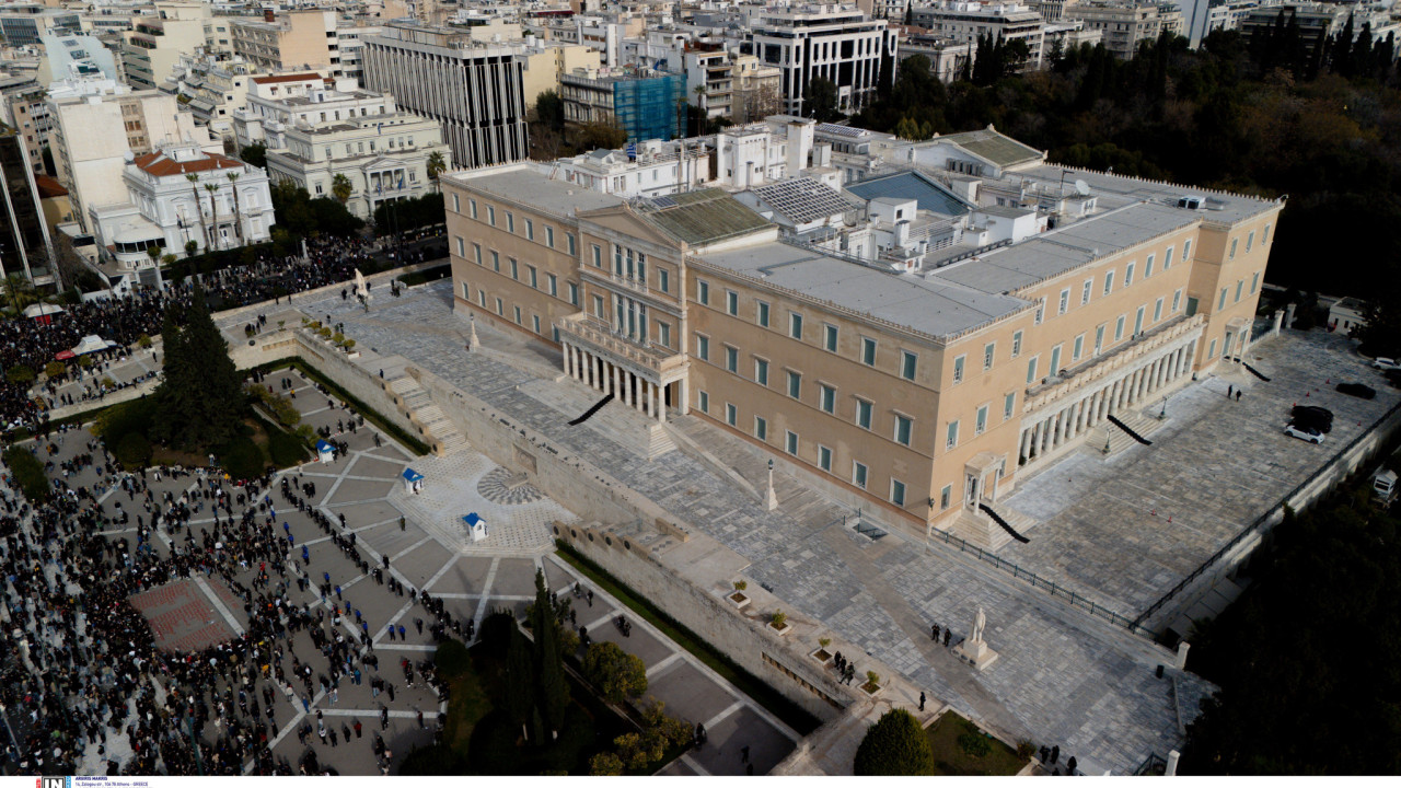 Άνω κάτω το πολιτικό σκηνικό μετά την πρόταση δυσπιστίας Άνω κάτω το πολιτικό σκηνικό μετά την πρόταση δυσπιστίας