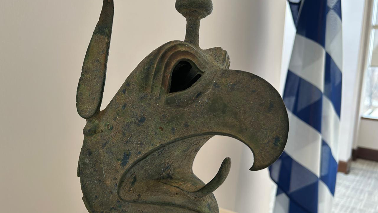 Επιστρέφει στην Αρχαία Ολυμπία η χάλκινη κεφαλή γρύπα από το ΜΕΤ της Νέας Υόρκης