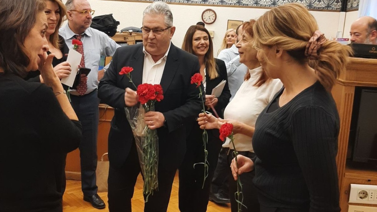 Ο Δ. Κουτσούμπας μοίρασε γαρύφαλλα στις γυναίκες δημοσιογράφους στη Βουλή Ο Δ. Κουτσούμπας μοίρασε γαρύφαλλα στις γυναίκες δημοσιογράφους στη Βουλή