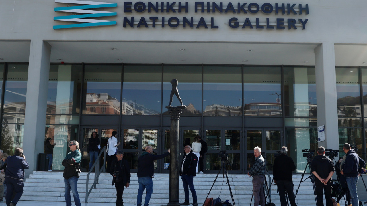 «Κρατούμαστε παρανόμως», υποστηρίζει ο συνήγορος του βουλευτή της Νίκης που τα έσπασε στην Εθνική Πινακοθήκη