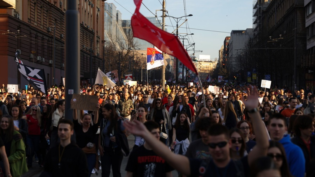 Σερβία: Φοιτητική πορεία στο Βελιγράδι και συγκέντρωση συμπαράστασης στους δημοσιογράφους της δημόσιας τηλεόρασης