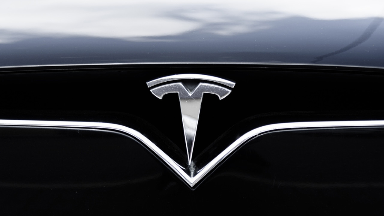 Η Tesla κρούει καμπανάκι κινδύνου για την επιθετική πολιτική δασμών της κυβέρνησης Τραμπ