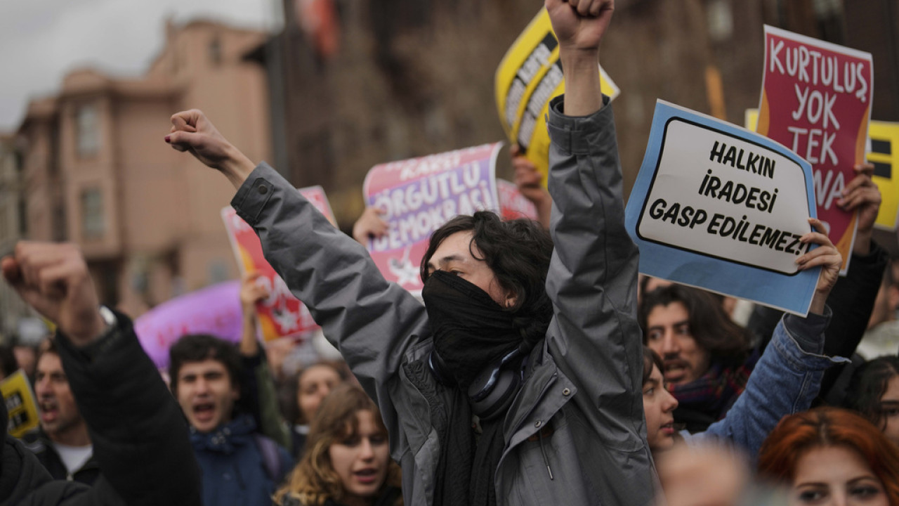 «Μη σιωπήσεις, θα έρθει η σειρά σου» - Γιγαντώνεται το κύμα αντιδράσεων για τον Ιμάμογλου στην Τουρκία 