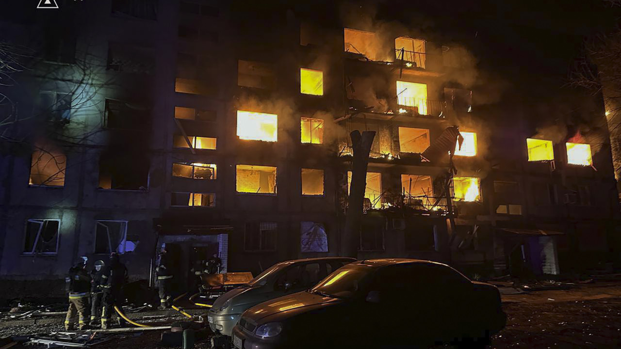 Ρωσικό σφυροκόπημα πριν τις διαπραγματεύσεις στην Ουκρανία: Τουλάχιστον 14 νεκροί από βομβαρδισμούς στην Ντομπροπίλια - Δείτε βίντεο