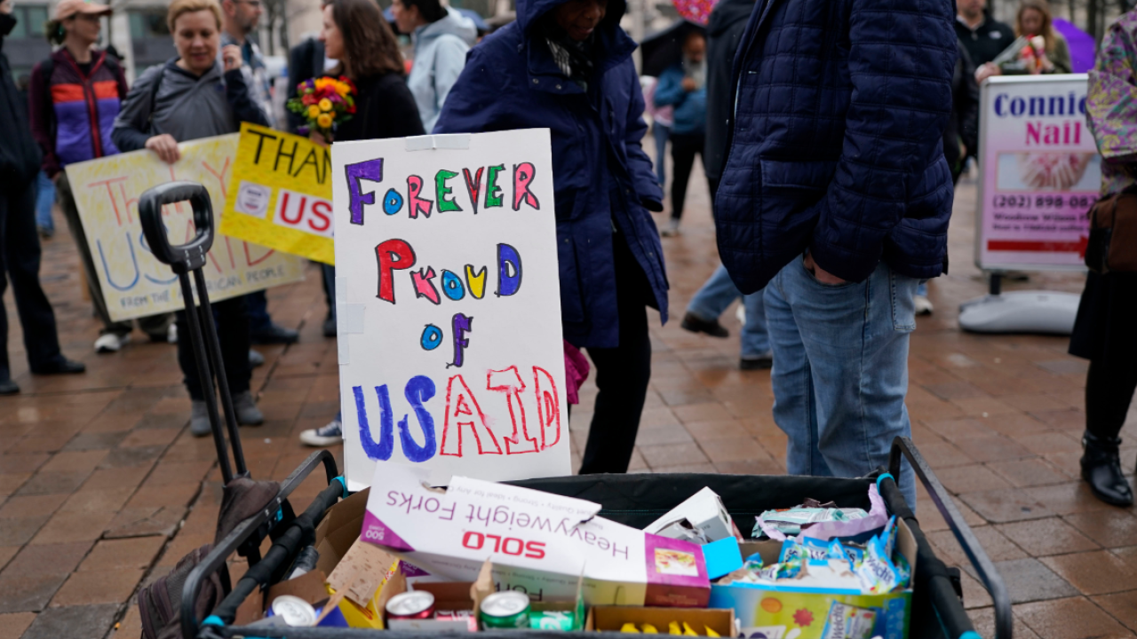 Αξιωματούχος της USAID έδωσε εντολή στο προσωπικό να καταστρέψει απόρρητα έγγραφα