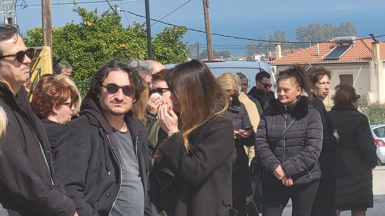 Το τελευταίο «αντίο» στην Καίτη Κωνσταντίνου στο Αίγιο: Ράγισε καρδιές η μητέρα της