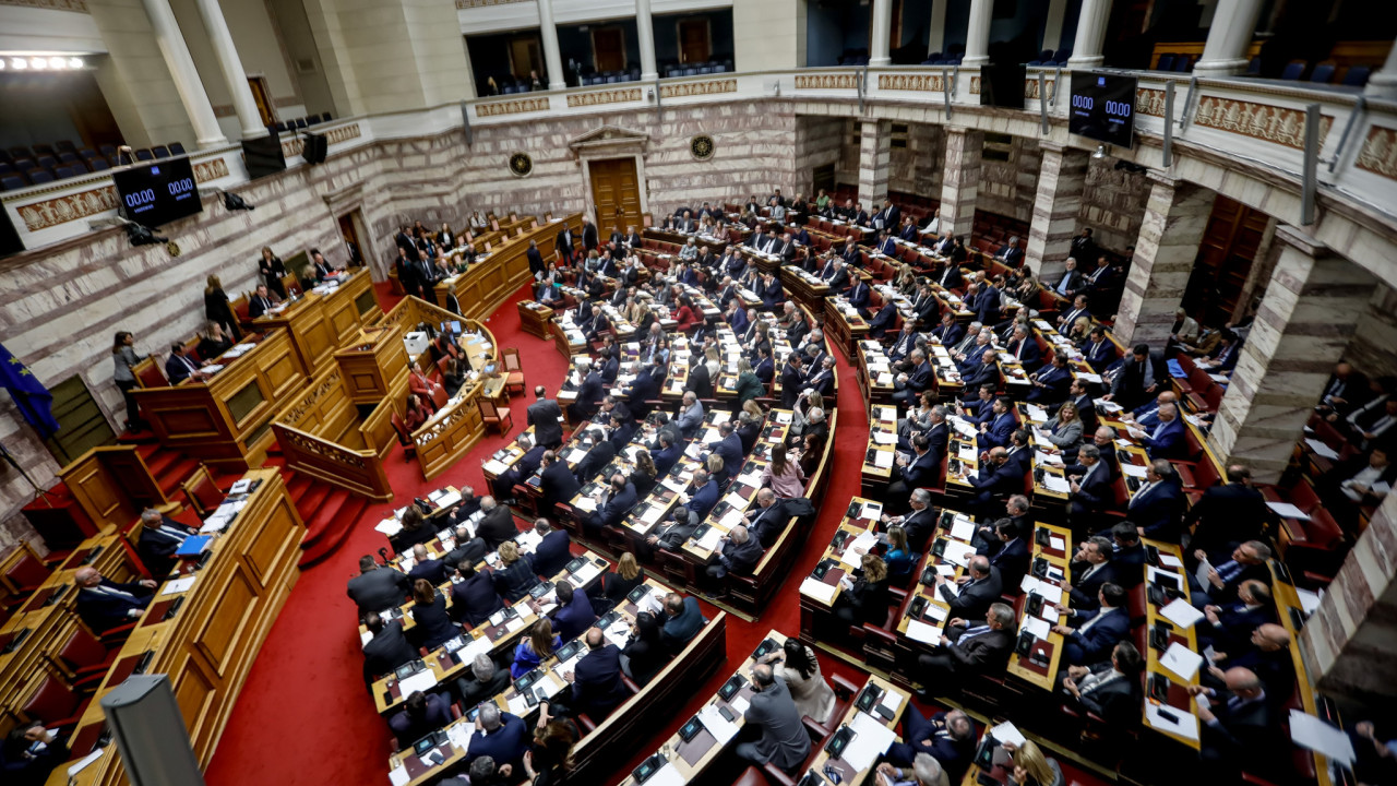 Κυβέρνηση και αντιπολίτευση λαμβάνουν τα μηνύματα για τα Τέμπη και ανασυντάσσουν τις δυνάμεις τους