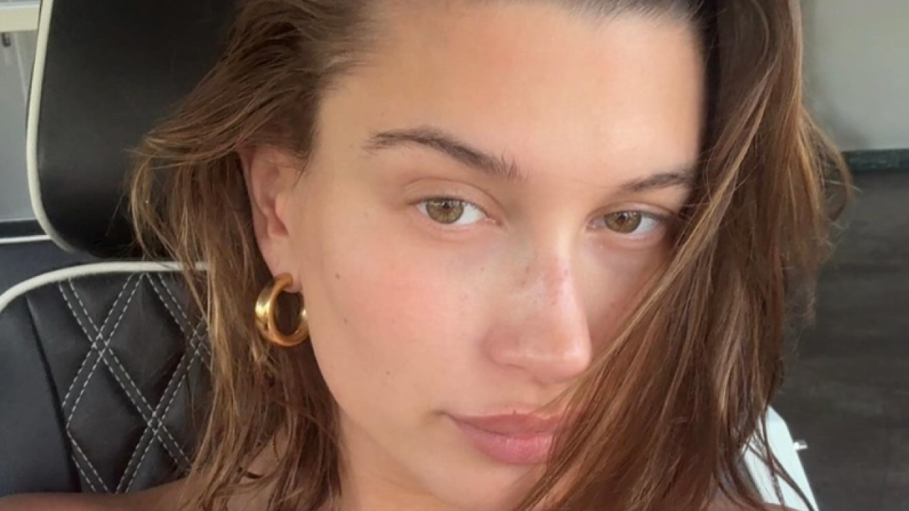 Η Hailey Bieber μοιράστηκε μια σπάνια φωτογραφία του μικρού Jack Blues, ανοίγοντας την καρδιά της για τη μητρότητα