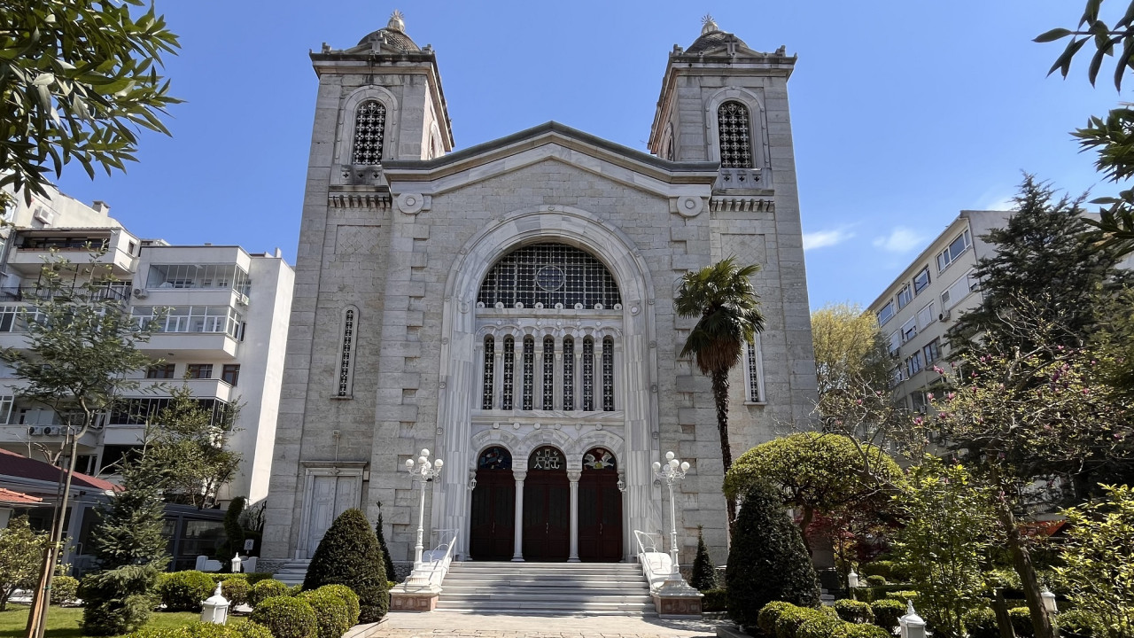 Ζωντανά από τον Ιερό Ναό Αγίας Τριάδος στην Κωνσταντινούπολη, η Ακολουθία του Επιταφίου Ζωντανά από τον Ιερό Ναό Αγίας Τριάδος στην Κωνσταντινούπολη, η Ακολουθία του Επιταφίου