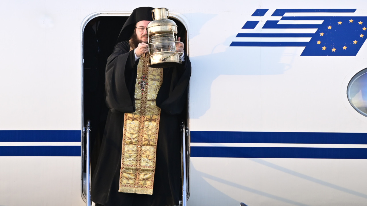 Έφθασε στην Ελλάδα το Άγιο Φως - Ξεκίνησε το ταξίδι του για κάθε ναό της χώρας (Βίντεο και φωτογραφίες)