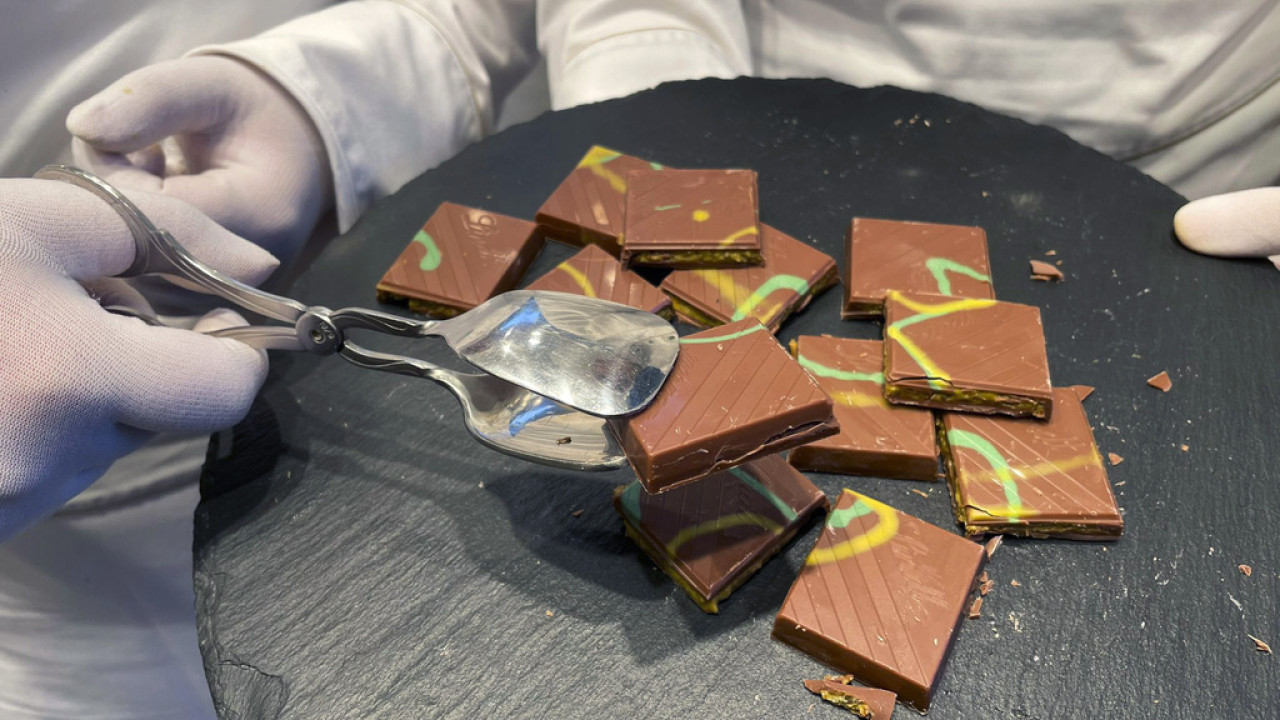 Η φρενίτιδα για Dubai chocolate προκαλεί παγκόσμια έλλειψη φιστικιού