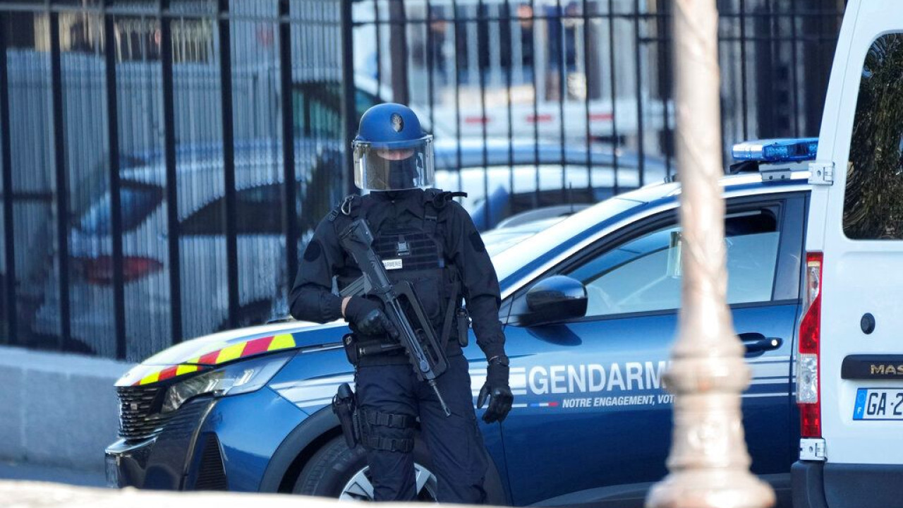 Γαλλία: Στόχος επιθέσων τη νύχτα φυλακές σε όλη τη χώρα Γαλλία: Στόχος επιθέσων τη νύχτα φυλακές σε όλη τη χώρα