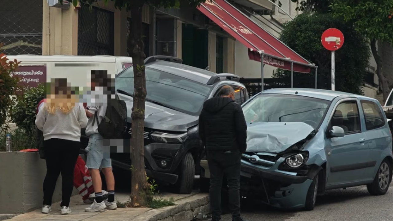 Τροχαίο: Έξω από παιδικό σταθμό στην Αγία Βαρβάρα – Δυο αυτοκίνητα καβάλησαν το πεζοδρόμιο Τροχαίο: Έξω από παιδικό σταθμό στην Αγία Βαρβάρα – Δυο αυτοκίνητα καβάλησαν το πεζοδρόμιο