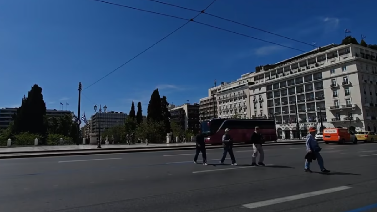 Άδειασε η Αθήνα: Περιορισμένη η κίνηση στους δρόμους, έντονη ζέστη Άδειασε η Αθήνα: Περιορισμένη η κίνηση στους δρόμους, έντονη ζέστη