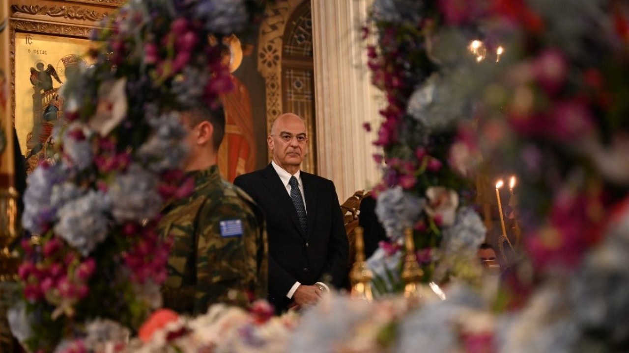 Δένδιας: Επισκέφθηκε φυλάκιο και παρακολούθησε τον Επιτάφιο στην Ορεστιάδα Δένδιας: Επισκέφθηκε φυλάκιο και παρακολούθησε τον Επιτάφιο στην Ορεστιάδα