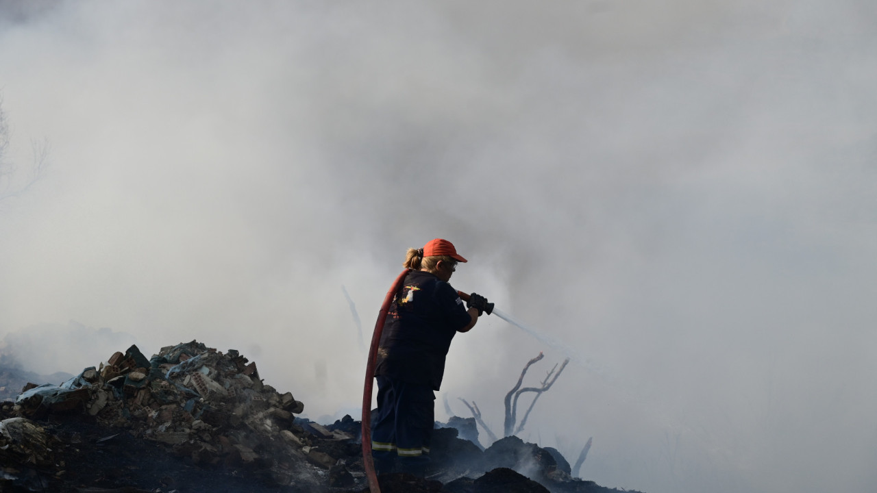 Φωτιά στην Κερατέα: Συνεχίζεται η μάχη της Πυροσβεστικής σε διάσπαρτες εστίες
