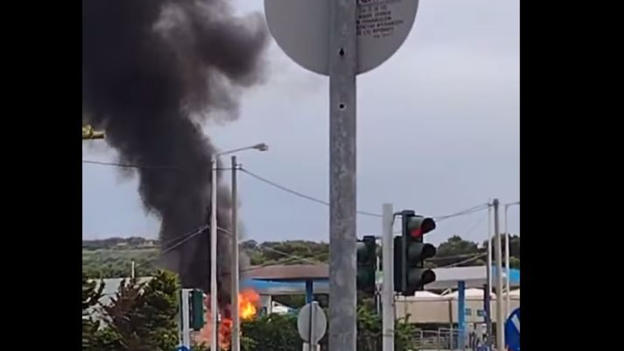 Φωτιά σε όχημα σε βενζινάδικο στη λεωφόρο Μαραθώνος