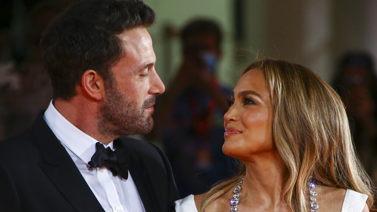 Jennifer Lopez-Ben Affleck: Στα «μαχαίρια» για την πώληση του ακινήτου στο Μπέβερλι Χιλς Jennifer Lopez-Ben Affleck: Στα «μαχαίρια» για την πώληση του ακινήτου στο Μπέβερλι Χιλς
