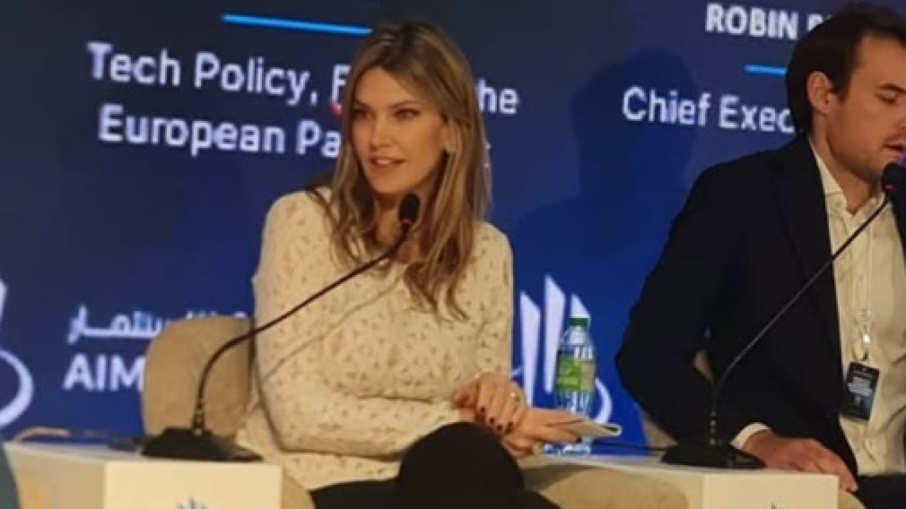 Για συνέδριο στο Άμπου Ντάμπι η Εύα Καϊλή Για συνέδριο στο Άμπου Ντάμπι η Εύα Καϊλή