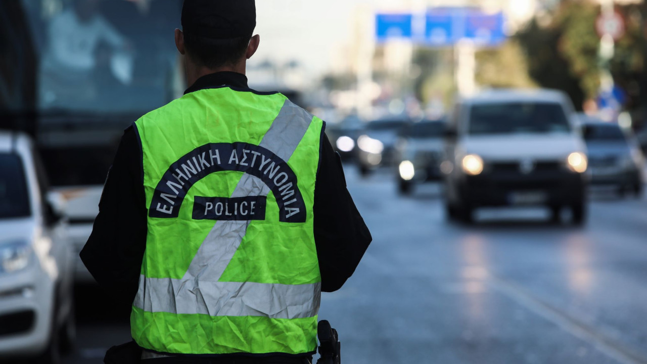 Κλειστή η Λεωφόρος Αθηνών στο ύψος της Λίμνης Κουμουνδούρου λόγω ανατροπής νταλίκας