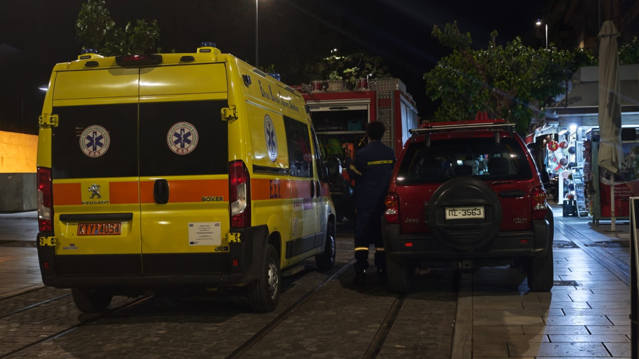 Χωρίς τις αισθήσεις του ανασύρθηκε ο άνδρας που έπεσε στις γραμμές του Μετρό στην Ακρόπολη
