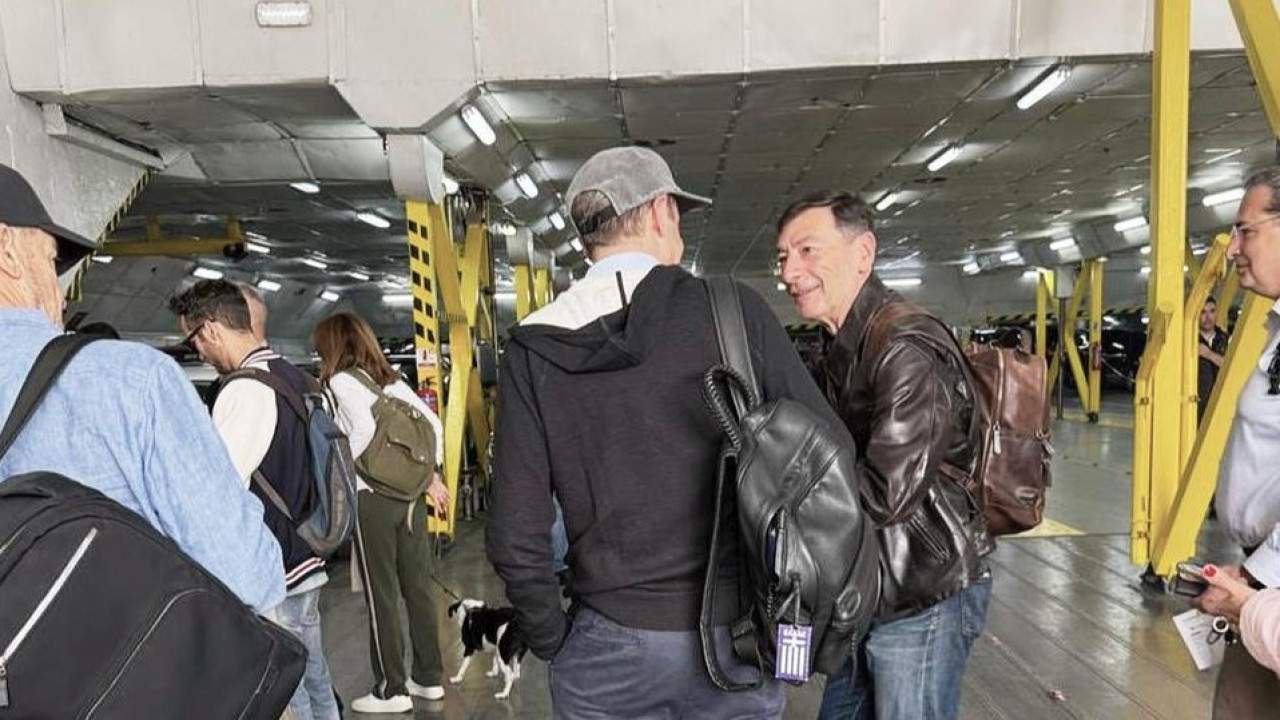 Μητσοτάκης: Φωτογραφικό υλικό από την ώρα που επιβιβάζεται στο πλοίο για Τήνο Μητσοτάκης: Φωτογραφικό υλικό από την ώρα που επιβιβάζεται στο πλοίο για Τήνο